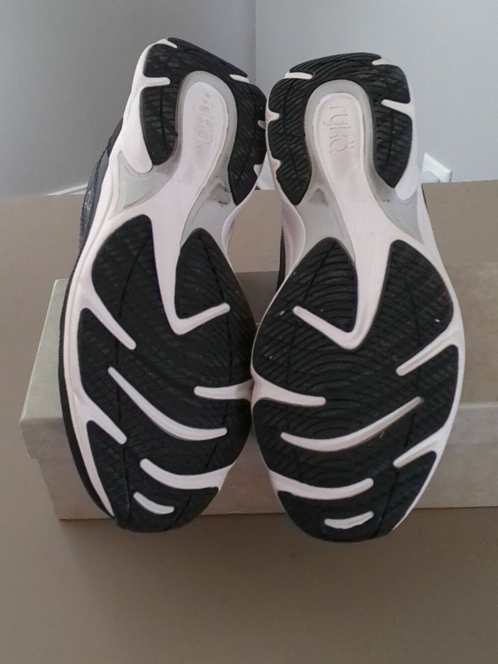 RYKA Made for Women w/ Arch Support Black Uppers w/White Soles Walking Shoes 10M - Picture 6 of 6